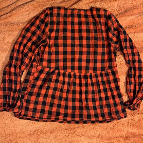 Old Navy Red/Black Plaid Top SZ Small w/elastic band cuffs- v neck - Picture 4 of 4